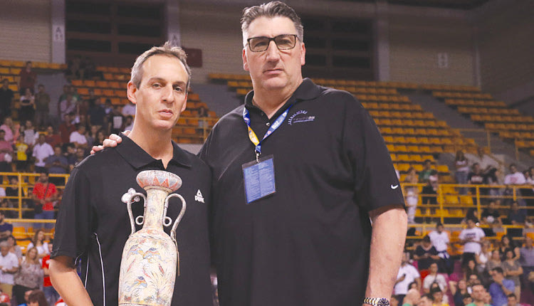 3ο ΔΙΕΘΝΕΣ ΤΟΥΡΝΟΥΑ ΜΠΑΣΚΕΤ: Ο τεχνικός της Χάποελ κ. Κάτας με τον Λανς Μπεργουόρλντ