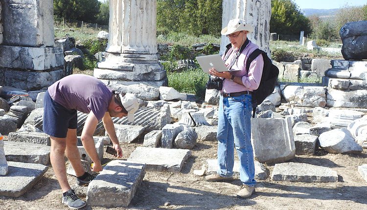 Ο καθηγητής Αρχαίας Ιστορίας και Κλασικών Σπουδών στο Ινστιτούτο Προηγμένων Σπουδών, στο Πρίνστον , κ. Άγγελος Χανιώτης επί τω έργω, στη μελέτη επιγραφών στην Αφροδισιάδα