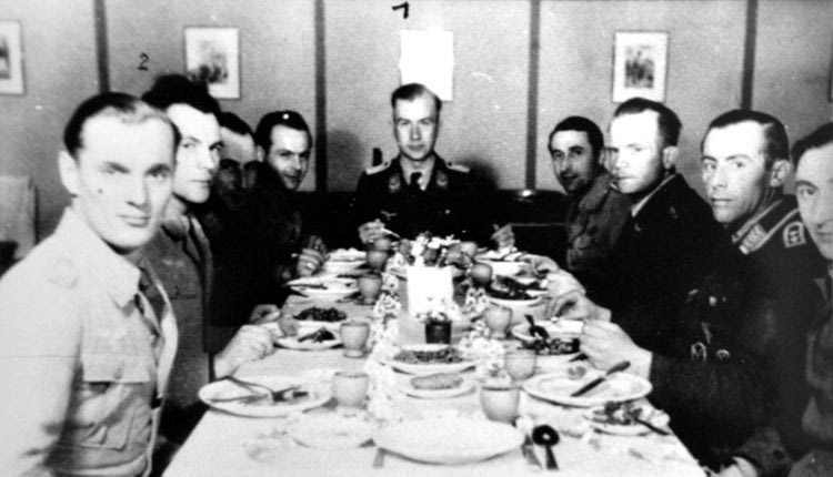 Στο μέσον της εικόνας ο Γερμανός Λοχαγός Διοικητής του αεροδρομίου Καστελλίου, που αντικατέστησε τον Ταγματάρχη Τροστ τον Μάιο του 1944. Έπεσε νεκρός από τα πυρά του Βασίλη Κωνιού και του χωροφύλακα Μανόλη Μακρυδάκη, στις 24 Σεπτεμβρίου 1944, στον δρόμο Καστέλλι – Ξυδάς.