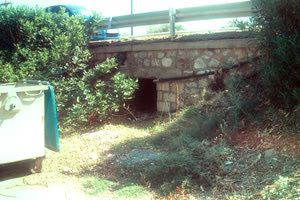 Η μικρή γέφυρα της φωτογραφίας που βρίσκεται 50 μέτρα δυτικότερα της διασταύρωσης της Ανάληψης Χερσονήσου κατασκευάστηκε πριν από δεκάδες χρόνια, για να διέρχονται μέσω αυτής τα όμβρια ύδατα της ευρείας περιοχής Αγριανών και Χατζανών.