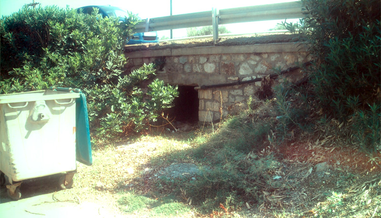 Η μικρή γέφυρα της φωτογραφίας που βρίσκεται 50 μέτρα δυτικότερα της διασταύρωσης της Ανάληψης Χερσονήσου κατασκευάστηκε πριν από δεκάδες χρόνια, για να διέρχονται μέσω αυτής τα όμβρια ύδατα της ευρείας περιοχής Αγριανών και Χατζανών.