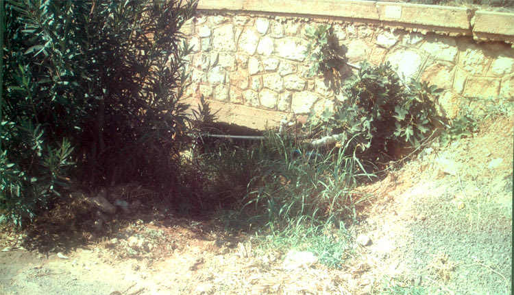 Η μικρή γέφυρα της φωτογραφίας που βρίσκεται 50 μέτρα δυτικότερα της διασταύρωσης της Ανάληψης Χερσονήσου κατασκευάστηκε πριν από δεκάδες χρόνια, για να διέρχονται μέσω αυτής τα όμβρια ύδατα της ευρείας περιοχής Αγριανών και Χατζανών.