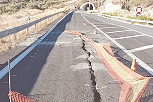 αντιδράσεις έχει προκαλέσει μια εικόνα από τον νέο δρόμο Ηράκλειο – Μεσσαρά που δείχνει ότι ήδη έχει καταρρεύσει ένα τμήμα!