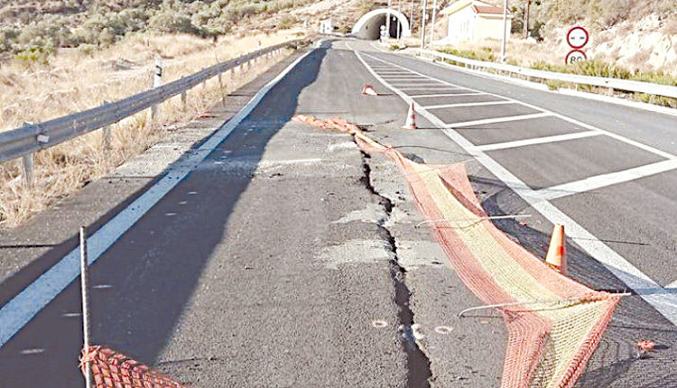 αντιδράσεις έχει προκαλέσει μια εικόνα από τον νέο δρόμο Ηράκλειο – Μεσσαρά που δείχνει ότι ήδη έχει καταρρεύσει ένα τμήμα!