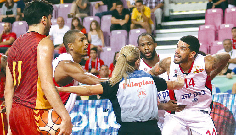 Μπάσκετ: γυναίκες διαιτητές σε ρόλο πυροσβέστη