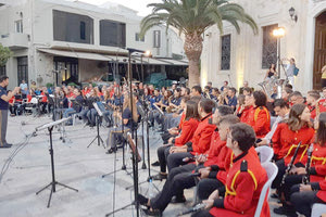 Τρεις φιλαρμονικές με 150 και πλέον μουσικούς έστειλαν το δικό τους μήνυμα ειρήνης, σε μια  ξεχωριστή συναυλία  που πραγματοποιήθηκε  την Παρασκευή, στην πλατεία του Αγίου Τίτου