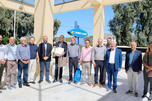 Η Διοίκηση της ΑΝΕΚ, έχοντας μόλις ξεναγήσει τους εκπροσώπους της Περιφέρειας, του ΕΒΕΧ, του Δήμου Πλατανιά και την ιταλική αντιπροσωπεία στην αναδρομική έκθεση για τα "50 ΧΡΟΝΙΑ ΑΝΕΚ".