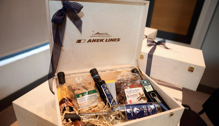 ΑΝΕΚ Lines: προσφέρθηκαν κρητικά προϊόντα  σε πολυτελείς ξύλινες συσκευασίες δώρου