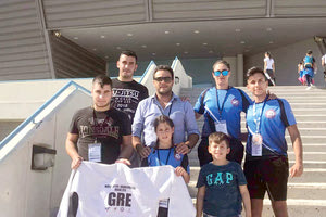 Οι αθλητές του Αθλόπολις με τον προπονητή τους στο παγκόσμιο ζιου ζιτσου U15