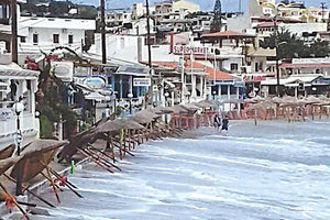 Οι ισχυροί άνεμοι… εξαφάνισαν την ούτως ή άλλως στενή παραλία της Αγίας Πελαγίας και τα κύματα μετατόπισαν τις ομπρέλες στο πεζοδρόμιο!