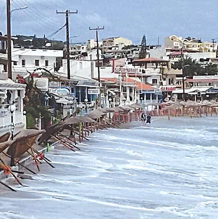 Οι ισχυροί άνεμοι… εξαφάνισαν την ούτως ή άλλως στενή παραλία της Αγίας Πελαγίας και τα κύματα μετατόπισαν τις ομπρέλες στο πεζοδρόμιο!