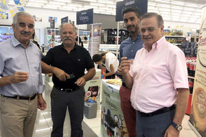 Το “παρών” στη γιορτή έδωσε και ο αντιπεριφερειάρχης Ηρακλείου Ευριπίδης Κουκιαδάκης, που τσούγκρισε το ποτήρι με τον Μηνά Χαλκιαδάκη (δεξιά) και παραγωγούς