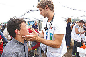 γιατροί που εργάζονται σε εγκαταστάσεις προσφύγων