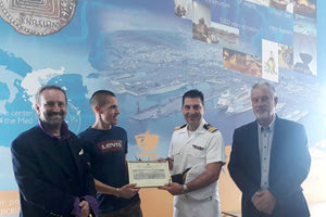 Ο Ισπανός επιβάτης με το νούμερο 200.000, που βραβεύθηκε στο λιμάνι, κάνει κρουαζιέρα για τον μήνα του μέλιτος