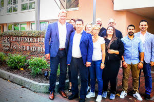 Η δημοτική αντιπροσωπεία της Χερσονήσου με τον δήμαρχο του Μπινζ