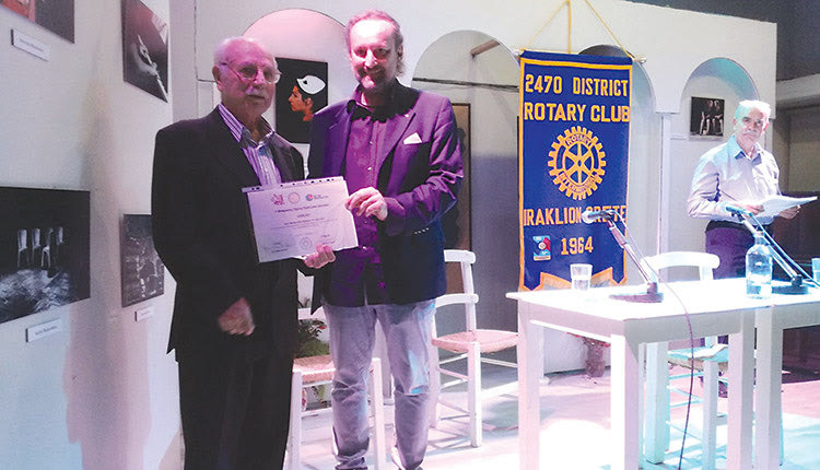 η στιγμή που βραβεύτηκε ο 84χρονος φοιτητής πλέον του Πανεπιστημίου Κρήτης Χαράλαμπος Μουδατσάκης