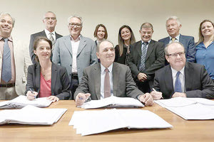 Στο Υπουργείο Περιβάλλοντος και Ενέργειας έγινε χθες η μονογραφή των συμβάσεων παραχώρησης έρευνας και εκμετάλλευσης υδρογονανθράκων για τα δυο θαλάσσια «οικόπεδα» νότια και νοτιοδυτικά της Κρήτης