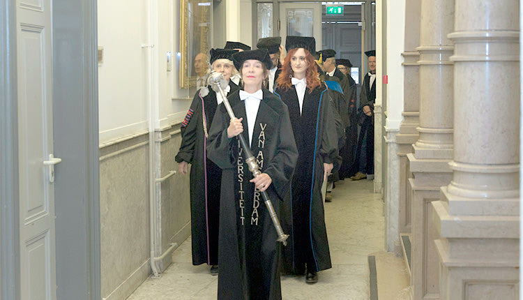 Εικοσιπέντε καθηγητές με τη χαρακτηριστική τήβεννο  του Πανεπιστημίου τους