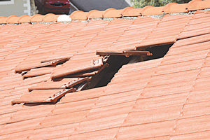 ΝΗΠΙΑΓΩΓΕΙΟ ΚΑΙ ΠΑΙΔΙΚΟΣ ΣΤΑΘΜΟΣ ΖΑΡΟΥ: Τα κεραμίδια απειλούν τα παιδιά