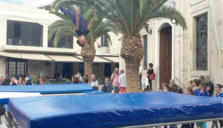 Στην πλατεία του Αγίου Τίτου στήθηκε ένα τεράστιο τραμπολίνο όπου τα πιτσιρίκια έδειξαν στις ικανότητές τους, πηδώντας ανάμεσα σε φοίνικες.