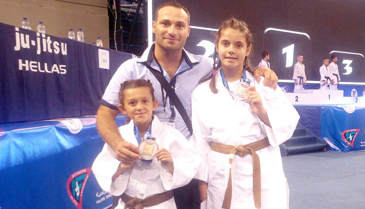 Ο προπονητής με δύο από τις αθλήτριες Ζίου Ζίτσου μετά την πρόκρισή τους.