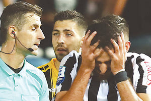 ΟΦΗ-ΑΕΚ: Ο Κομεσίδης τραβάει τα μαλλιά του για το λάθος του