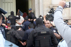 Aπαγωγή Λεμπιδάκη: Κάτω από δρακόντεια μέτρα ασφαλείας έγινε η προσαγωγή των κατηγορουμένων στα Δικαστήρια Ηρακλείου