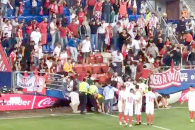 Οκτώ φίλαθλοι της Σεβίλλης διακομίστηκαν στο νοσοκομείο μετά την κατάρρευση κιγκλιδώματος σε εξέδρα του σταδίου «Ιπουρούα» της Εϊμπαρ.