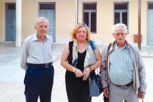 Κρίτων Διαλυνάς και Ζαχαρίας Καραταράκης με τη λυκειάρχη και δ/τρια του Λαογραφικού Μουσείου Νεαπόλεως Μαρία Κωστάκη στο προαύλιο του Μουσείου