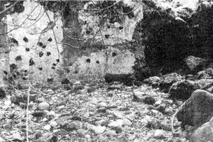 Ο ανατολικός τοίχος του παραπήγματος στην τοποθεσία Πιπιλίδα του Καλλικράτη. Εκεί οδήγησαν οι Γερμανοί και οι συνεργάτες τους δεκατρείς (13) άντρες και τους εκτέλεσαν στις 8 Οκτωβρίου 1943.