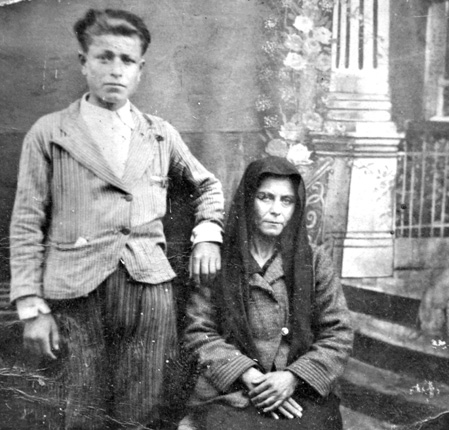 Δεξιά η Πολάκη Ελένη του Μανούσου. Κάηκε ζωντανή μέσα στο σπίτι της από τους άντρες του τακτικού γερμανικού στρατού, στις 8 Οκτωβρίου 1943 στον Καλλικράτη Σφακίων