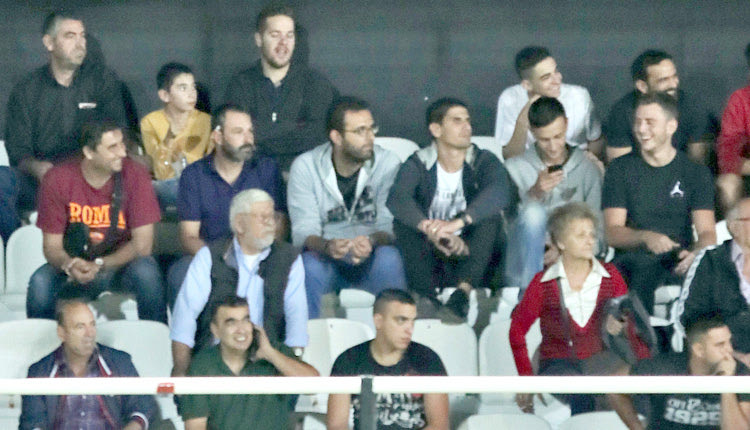 φίλαθλοι του ΟΦΗ με τα εισιτήρια διαρκείας 