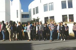 ΥΠΑΛΛΗΛΟΙ ΒΕΝΙΖΕΛΕΙΟΥ: Παράσταση διαμαρτυρίας έξω από τα “λευκά κτήρια”