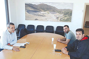 συνάντηση των εργαζομένων στο ΚΔΑ με τον αντιδήμαρχο Καθαριότητας και πρόεδρο του ΕΣΔΑΚ Χ. Μαμουλάκη