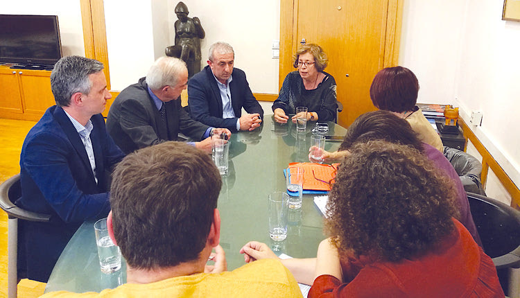 ο δήμαρχος Ηρακλείου Β. Λαμπρινός με τη γενική γραμματέα του Υπουργείου Πολιτισμού κ. Μ. Βλαζάκη για τα τείχη