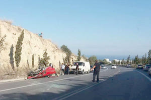 Σοβαρό τροχαίο σημειώθηκε χθες το πρωί στο δρόμο Ηρακλείου - Βιάννου από την ανατροπή ενός αυτοκινήτου.