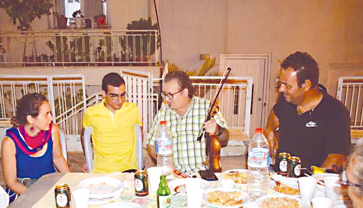 Βεγγέρα μετά μουσικής στην οδό Κάσου στην περιοχή της πρώην Ακαδημίας