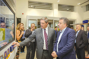 Το νέο πλήρως αυτοματοποιημένο καταστήματα της e - branch στο Ηράκλειο παρουσίασε επίσημα χθες η Τράπεζα Πειραιώς.