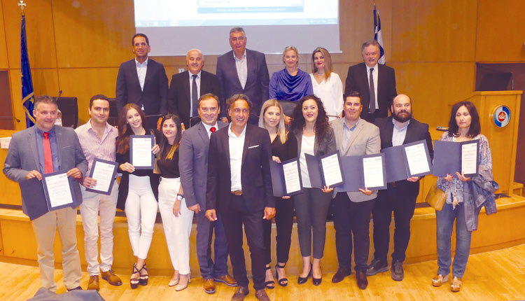 απονομή πιστοποιητικών σπουδών για τους αποφοίτους της ΕΕΔΕ Κρήτης