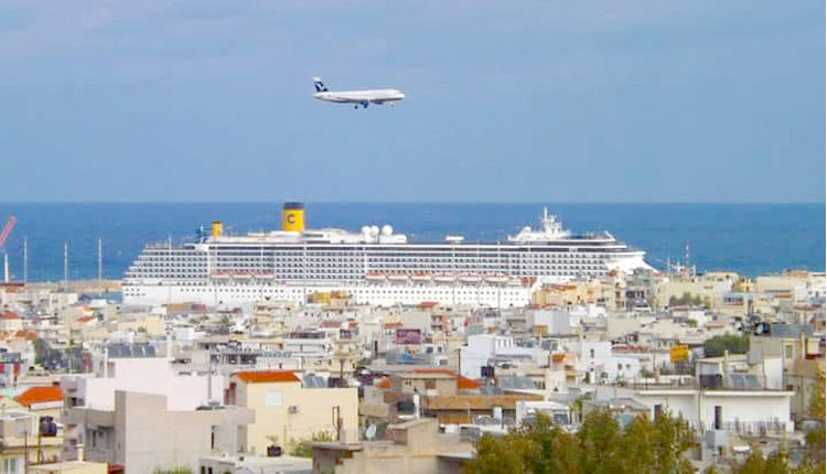  Το τεράστιο κρουαζιερόπλοιο στο λιμάνι με το αεροπλάνο να κατεβαίνει στο αεροδρόμιο