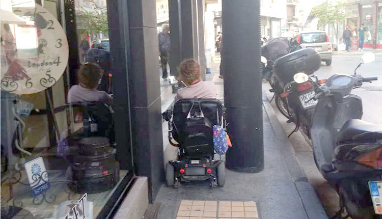 Με κίνδυνο να ανατραπεί και να πέσει πάνω στα μηχανάκια κινείται η Γεωργία με το αμαξίδιό της