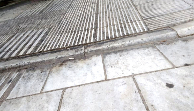 Ράμπες-σκαλοπάτια βρίσκονται παντού σε όλη την πόλη  που εμποδίζουν την πρόσβαση των ΑμΕΑ