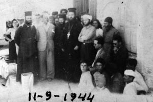 Σεπτέμβριος 1944. Ο Αρχιμανδρίτης Ευγένιος Ψαλλιδάκης στο χωριό Σκινιάς με αντιστασιακούς.