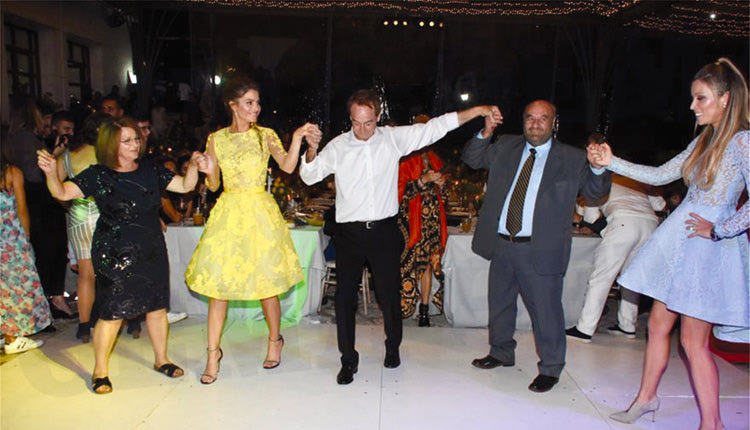 Ξεφάντωσαν στον γάμο της Μαρίας Μενούνος