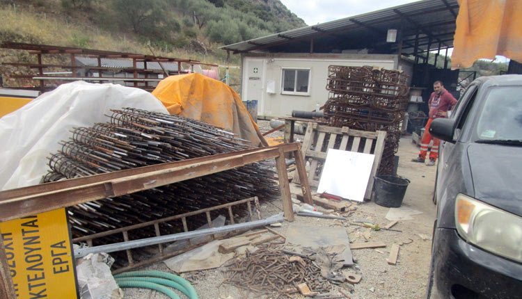 Οπλισμοί  έτοιμοι  για σκυροδέτηση  βάθρων  τοποθέτησης  σωλήνων.