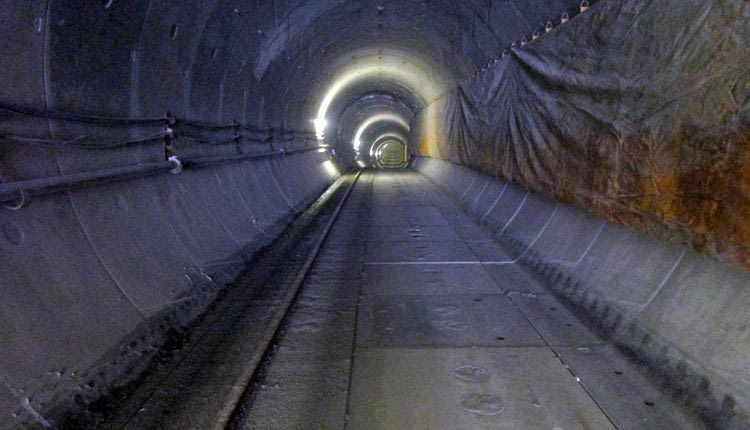 Δάπεδο σήραγγας με  τρύπες  στήριξης  των  βάθρων όπου  εδράζονται  οι  σωλήνες 