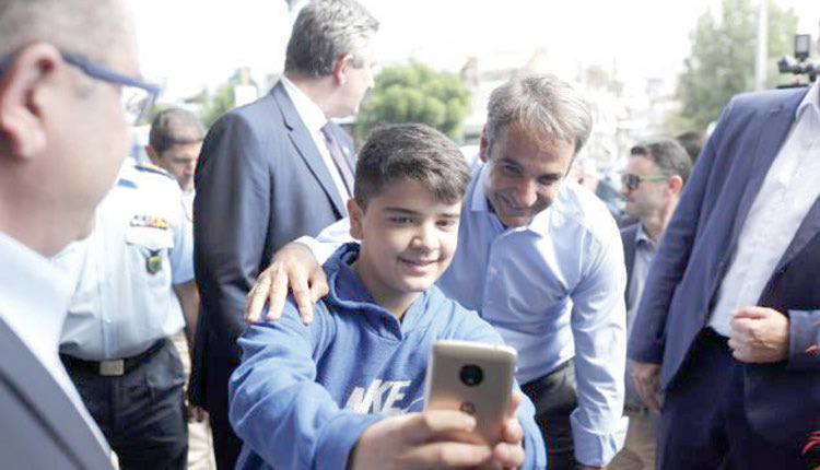 Πολλές σέλφι έβγαλε ο Κυριάκος Μητσοτάκης στην περιοδεία που έκανε στους νομούς Άρτας και Πρέβεζας.