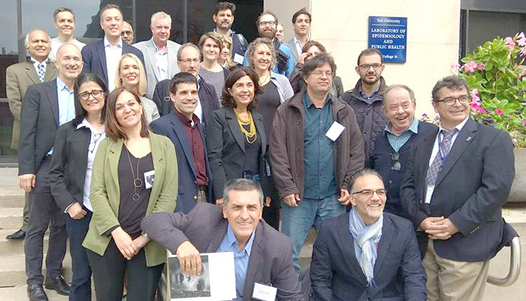 Αναμνηστική φωτογραφία στο πλαίσιο του διήμερου συμποσίου για το ελαιόλαδο