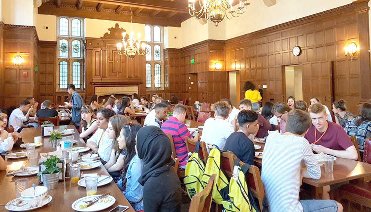  θεματικά δείπνα στο Yale και οι φοιτητές μιλούν με τους σεφ για τις κουζίνες τους