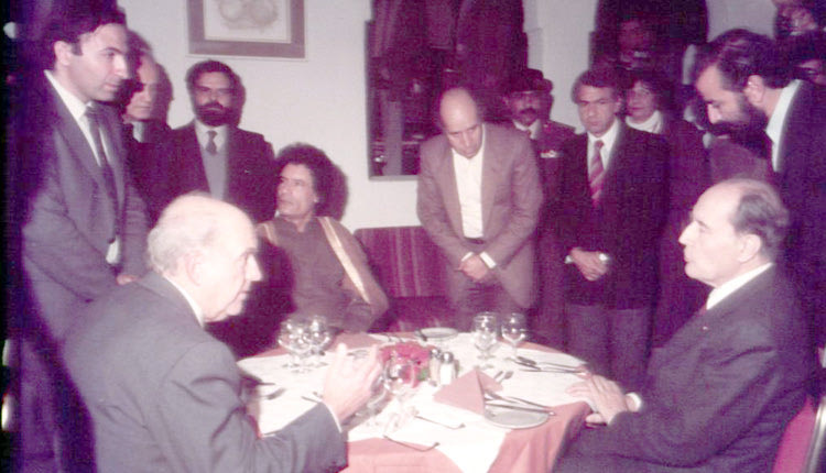 H σημερινή τριμερή διάσκεψη στην Ελούντα με την αντίστοιχη που πραγματοποιήθηκε πριν από 34 χρόνια στο ίδιο σημείο μεταξύ Ανδρέα Παπανδρέου, Φρανσουά Μιτεράν και Μουαμάρ Καντάφι.